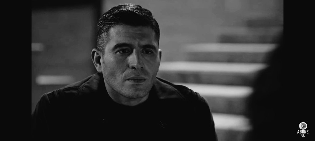 AisaAnalizyapar's tweet photo. Karaca "Onlar sağ olduğu sürece, bana ne olduğu umrumda degil" dedikten sonra
gösterilen mutlu Ayle yemegi, çalan Ya Sidi. Karaca dışnda o masadaki her kesin hikayesinin mutlu sonla bitmesi.
Aslında en büyük spoiler verilmiş de anlamamışız.
#AzKar https://t.co/OSdx2Vak23