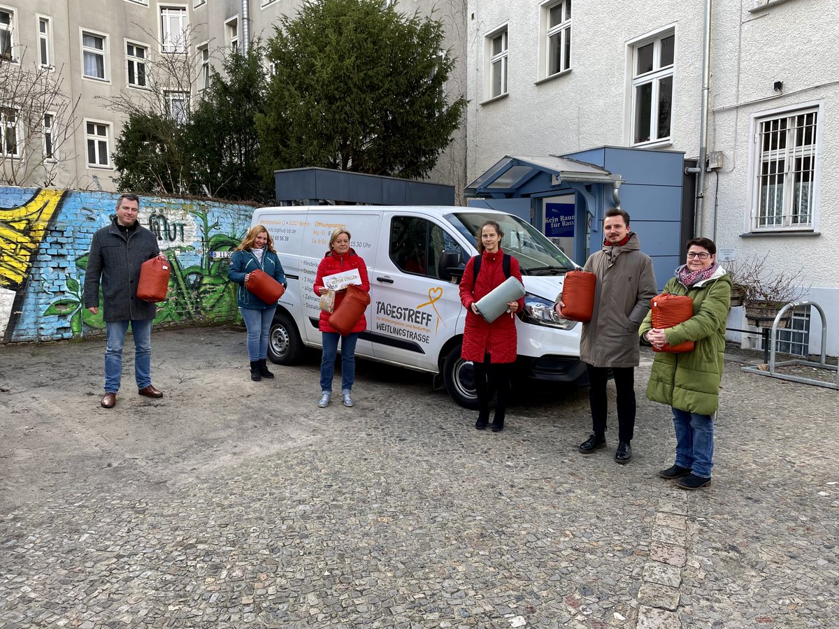 Gestern übergab unsere Fraktion Schlafsäcke und Lebensmittel an den Tagestreff Weitlingstraße. Die Einrichtung für Wohnungslose und Bedürftige leistet seit Jahren hervorragende Arbeit und freut sich über jede Spende.