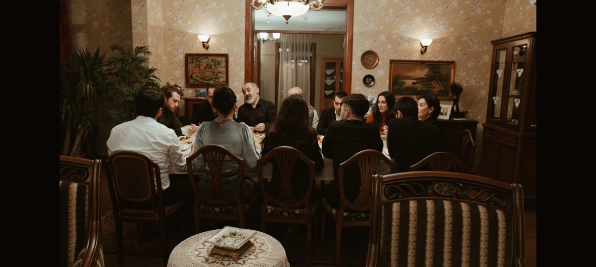 AisaAnalizyapar's tweet photo. Karaca "Onlar sağ olduğu sürece, bana ne olduğu umrumda degil" dedikten sonra
gösterilen mutlu Ayle yemegi, çalan Ya Sidi. Karaca dışnda o masadaki her kesin hikayesinin mutlu sonla bitmesi.
Aslında en büyük spoiler verilmiş de anlamamışız.
#AzKar https://t.co/OSdx2Vak23