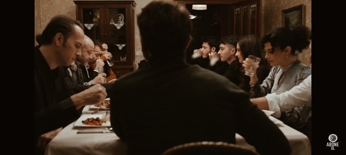 AisaAnalizyapar's tweet photo. Karaca "Onlar sağ olduğu sürece, bana ne olduğu umrumda degil" dedikten sonra
gösterilen mutlu Ayle yemegi, çalan Ya Sidi. Karaca dışnda o masadaki her kesin hikayesinin mutlu sonla bitmesi.
Aslında en büyük spoiler verilmiş de anlamamışız.
#AzKar https://t.co/OSdx2Vak23