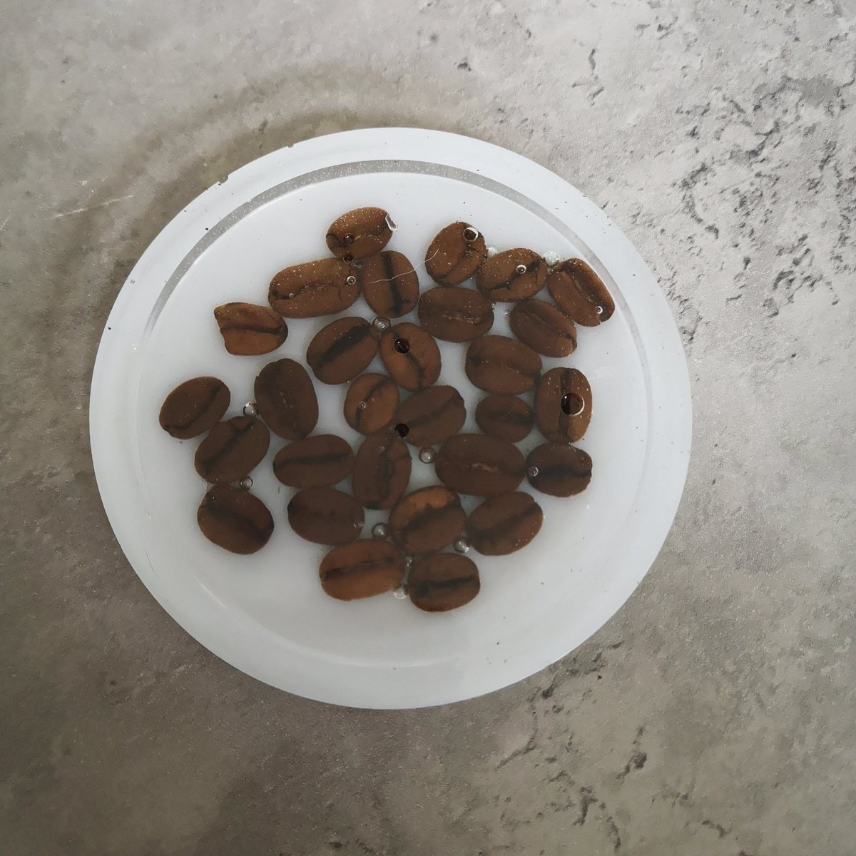 Mimi_Miruki's tweet photo. Because I love to drink coffee, I made a coaster for my coffee mug out of epoxy resin.
#epoxyresin #epoxycoaster #epoxy #epoxyart #epoxyresinart #epoxyideas #epoxydesign #epoxycrafts #epoxywork #coaster #coffeecoaster #coffeebeans https://t.co/q1JT9nefld