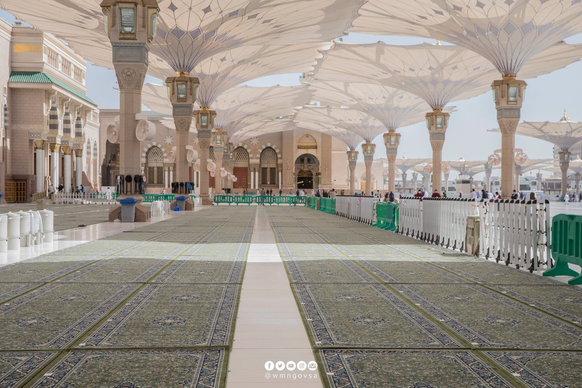 HaramainInfo's tweet photo. The carpets placed in the courtyards of Masjid An Nabawi are distinguished by their thickness and durability, in addition to their density and colour stability. Each carpet contains an electronic RFID chip that is linked to an electronic system that contains relevant information. https://t.co/UKBQssiTl8