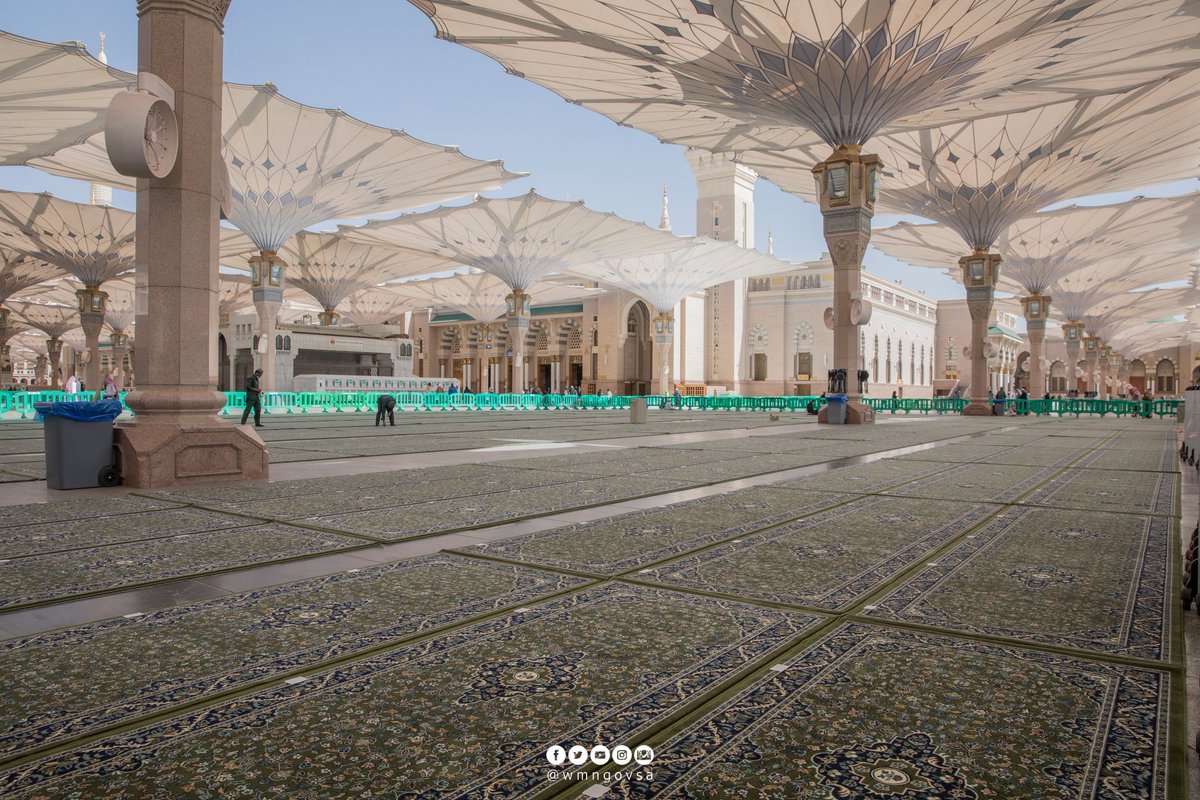 HaramainInfo's tweet photo. The carpets placed in the courtyards of Masjid An Nabawi are distinguished by their thickness and durability, in addition to their density and colour stability. Each carpet contains an electronic RFID chip that is linked to an electronic system that contains relevant information. https://t.co/UKBQssiTl8