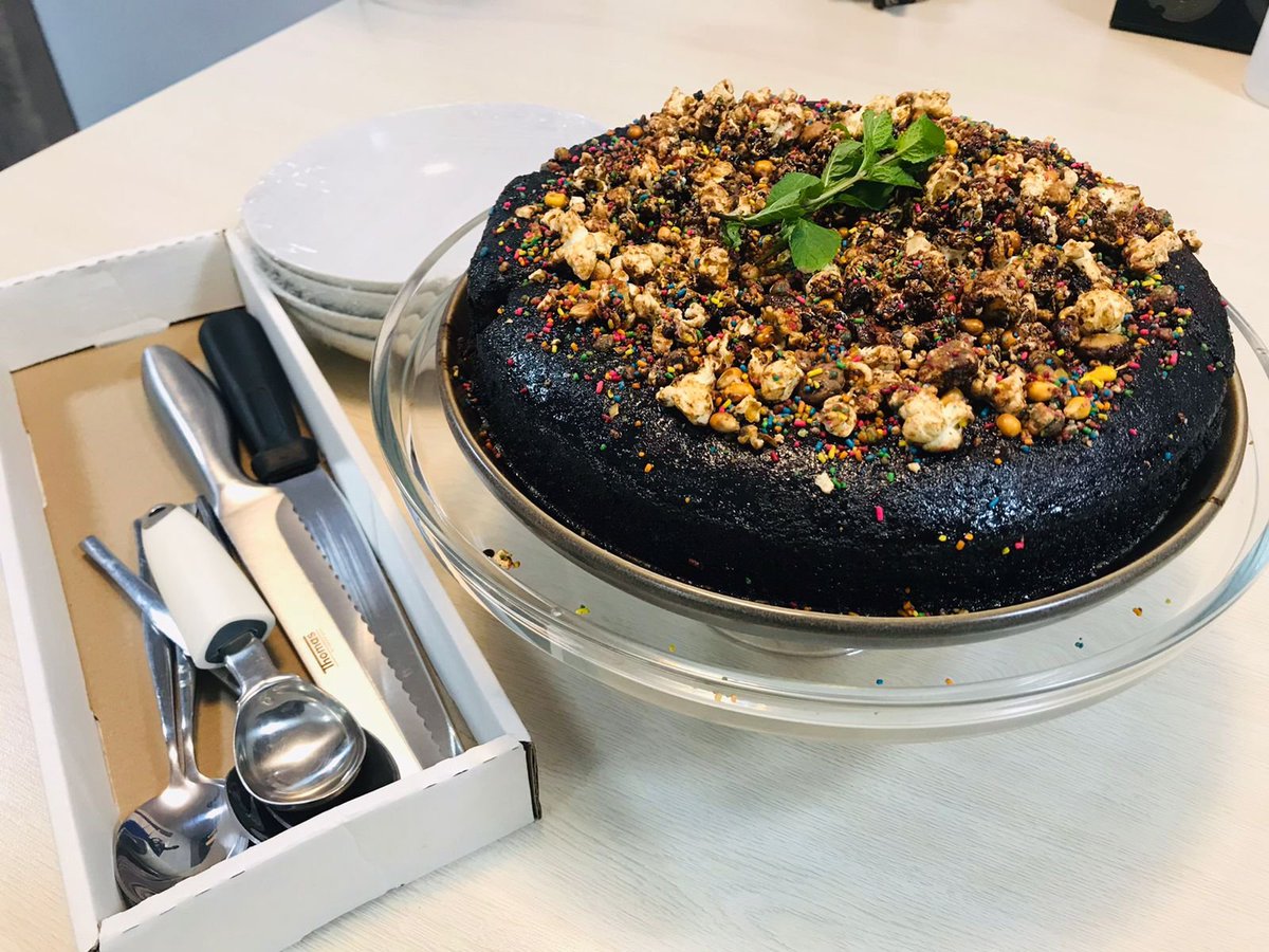 HopeAlive_Radio's tweet photo. Chef Malebo has created a take on Bar One Malva Cake with our mystery ingredients that we gave her:
-Bar One
-Smarties
-Strawberries
Send through your ingredients for next week let us know what you think!!!!!!β€β€
#MiddayGlory
#HopeAliveRadio https://t.co/y1XJFygMYU
