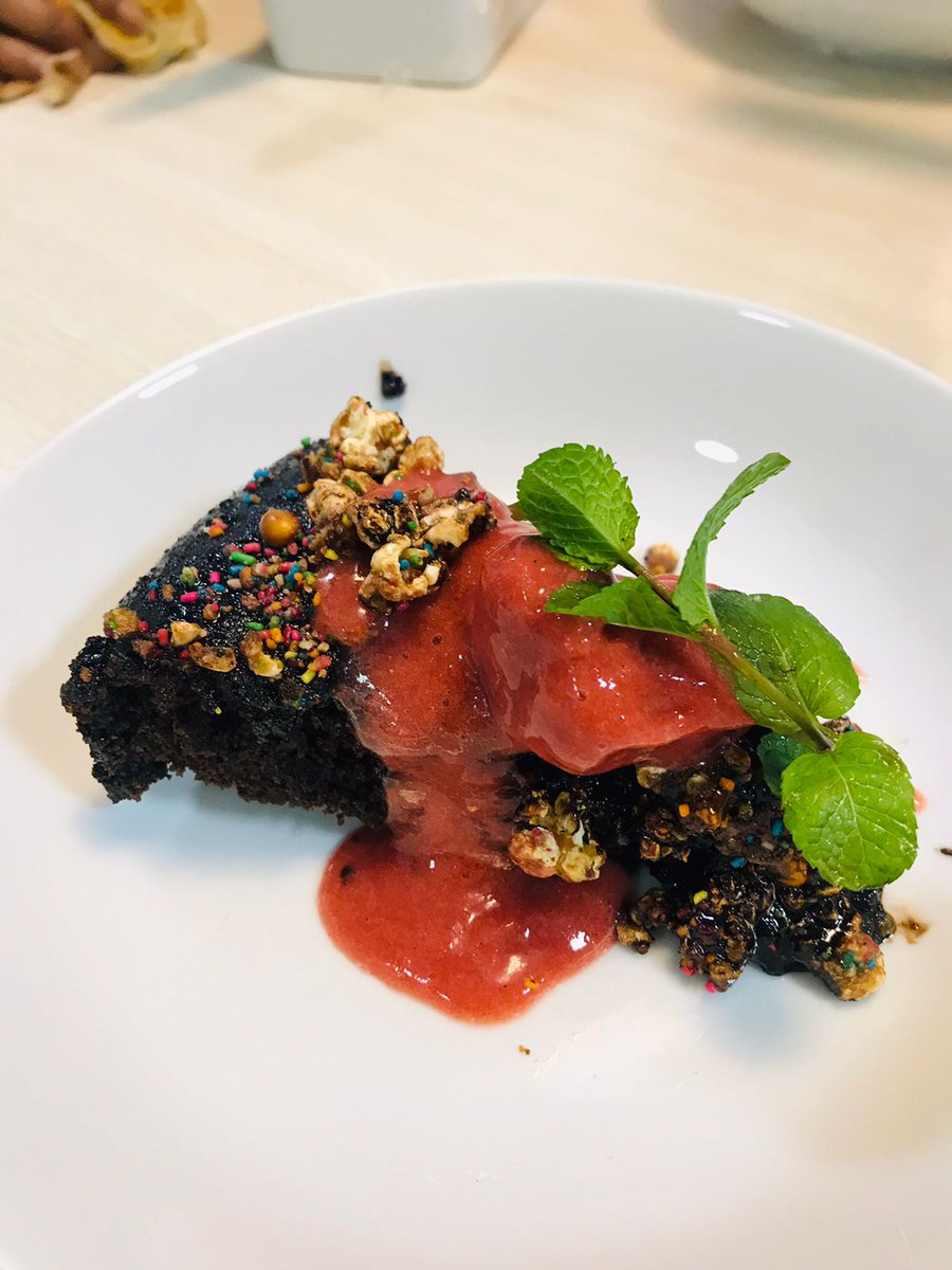 HopeAlive_Radio's tweet photo. Chef Malebo has created a take on Bar One Malva Cake with our mystery ingredients that we gave her:
-Bar One
-Smarties
-Strawberries
Send through your ingredients for next week let us know what you think!!!!!!β€β€
#MiddayGlory
#HopeAliveRadio https://t.co/y1XJFygMYU