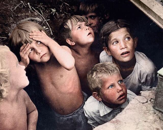 _Historish's tweet photo. #FotoHistórica | (1941) Niños ven como su barrio en Minsk, actual Bielorrusia es bombardeo, esto durante la operación Barbarroja durante la Segunda Guerra Mundial.

📷Imagen restaurada.
Para más imágenes históricas, síguenos estamos en todas las redes sociales. https://t.co/QSmHaSbcS6