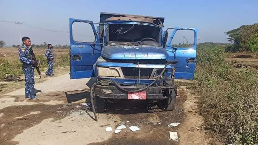 nslwin's tweet photo. A 25-year-old Rohingya man, Amjid from Ngan Chaung village and a Rakhine woman, Daw Saw Khin Hla, in her 40s, were killed in a landmine blast near Pha Wat Chaung village in Maungdaw Tsp, Rakhine State on Feb 7 at around 11 pm. 1/2

#WhatsHappeningInMyanmar #2022Feb8Coup https://t.co/elm6hZHt29