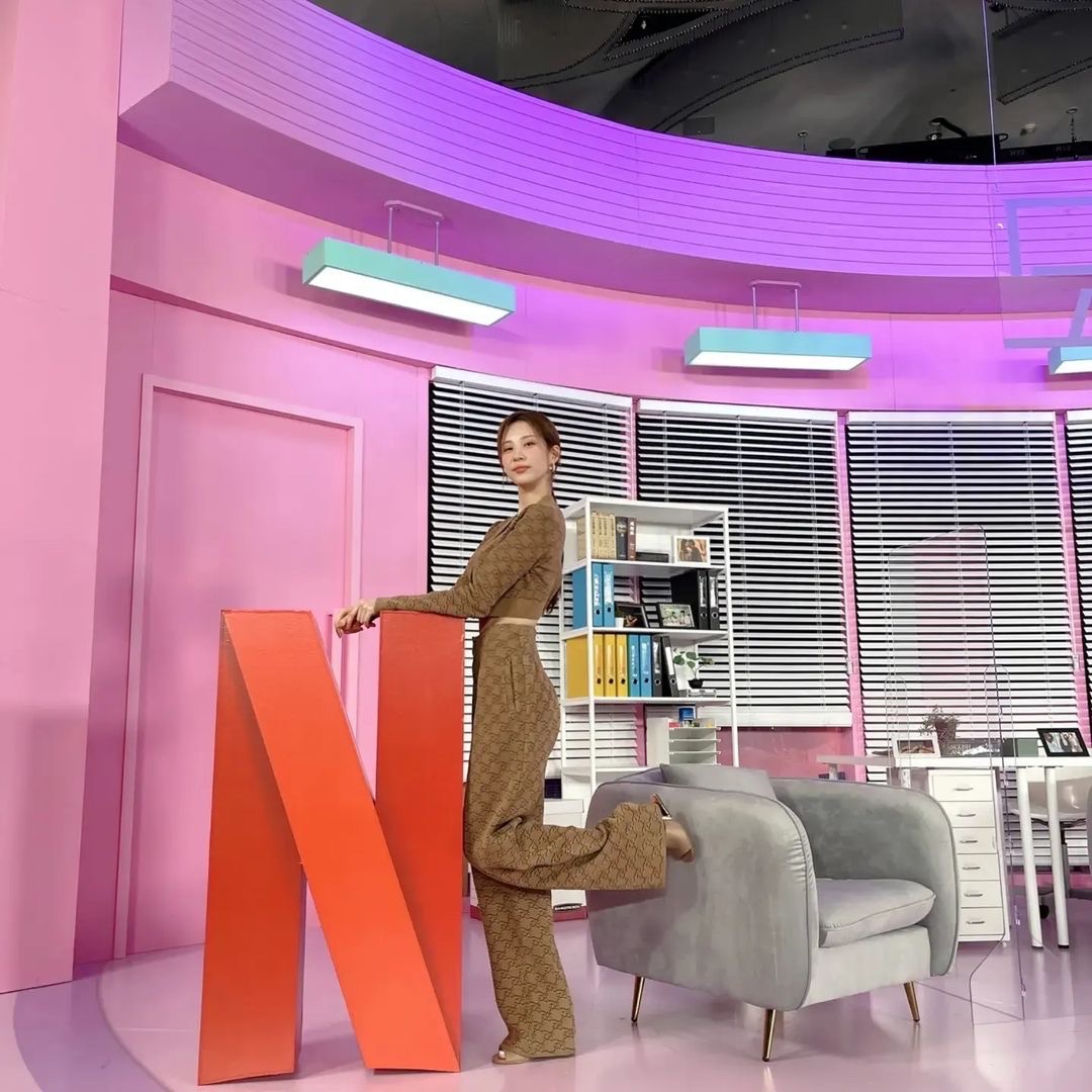 seojuhyunstagrm's tweet photo. [INSTAGRAM CAROUSEL] seojuhyun_s: D-3
모럴센스💜
#loveandleashes #Netflix 
#seojuhyunstagrm 
https://t.co/pl7GSvlF2x https://t.co/xUvERM1dfj