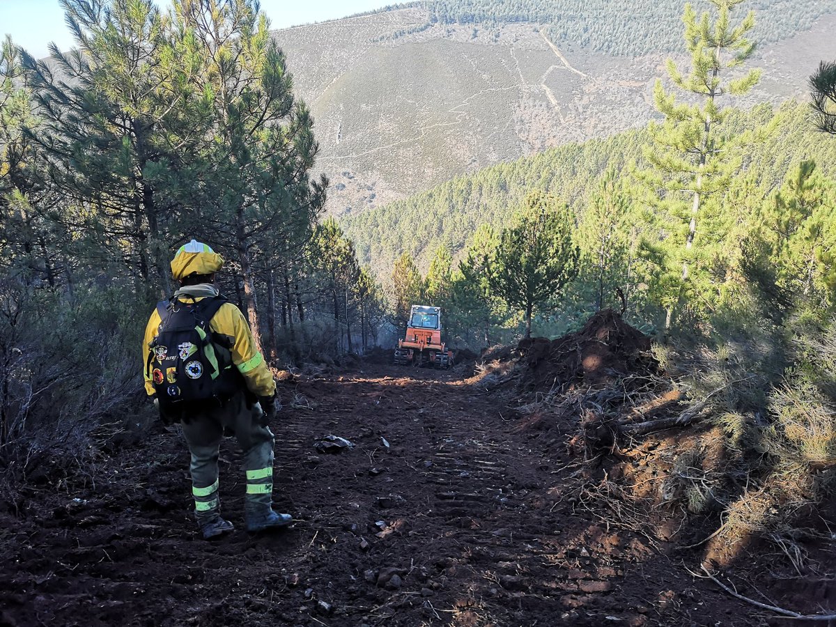 AT_Brif's tweet photo. 12:05📸#IFToreno #LeónESP
#BLP @briftabuyo se encuentra trabajando en labores de extinción en incendio forestal de Toreno junto a #ELIF Cueto+🚁Lima3+🚁MZ4B+🚁KZ9 Tabuyo+🚜DELTA @EMIF_IIFF
#IIFF
Ánimo a todos los medios!
Somos #BRIF de @mitecogob https://t.co/6CE2YFEPuO
