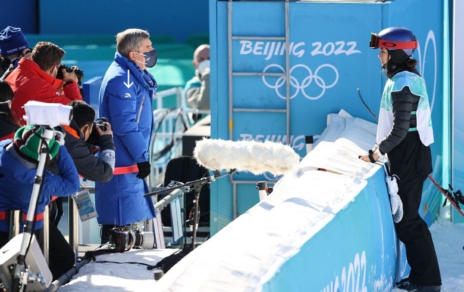 Shi Shang 金メダルを獲得した中国人選手に直々お祝いを伝えに来たバッハ会長 新疆綿を使い続けると宣言した 中国 スポーツ用品大手 安踏 Anta ブランドの青色ダウンコートも着用済み この歴史的瞬間に 歓喜に沸く中国国営メディア 政治利用される Shi Shang 金メダルを獲得した中国人選手に直々お祝いを伝えに来たバッハ会長 新疆綿を使い続けると宣言した 中国 スポーツ用品大手 安踏 Anta ブランドの青色ダウンコートも着用済み この歴史的瞬間に 歓喜に沸く中国国営メディア 政治利用される