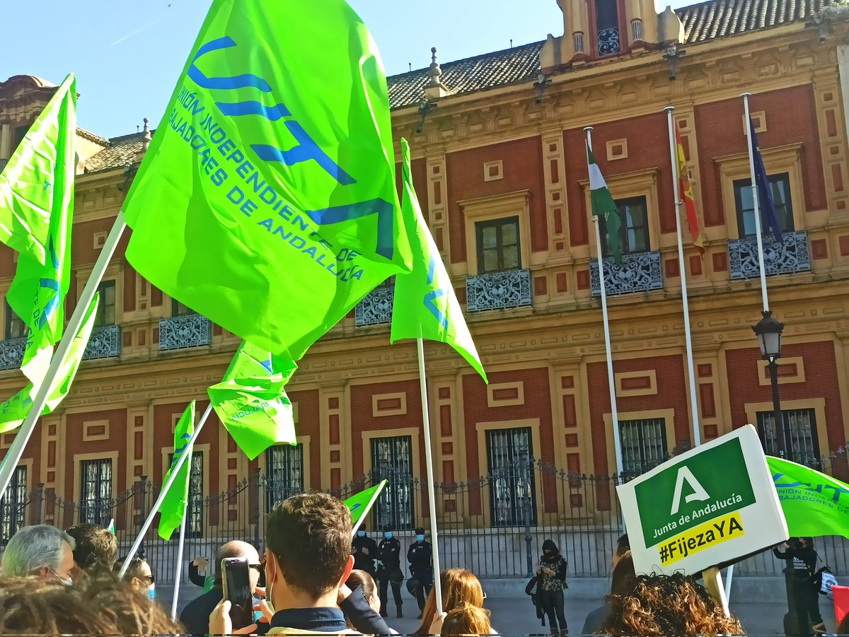 pmorilloh's tweet photo. Pues otro día más en Sevilla, a reclamar soluciones justas a quien durante años ha estado incumpliendo la ley. En mi caso 15 años... #FijezaYa #Losqueestánsequedan Buena tarde se está quedando... https://t.co/8zFGgSqxMF