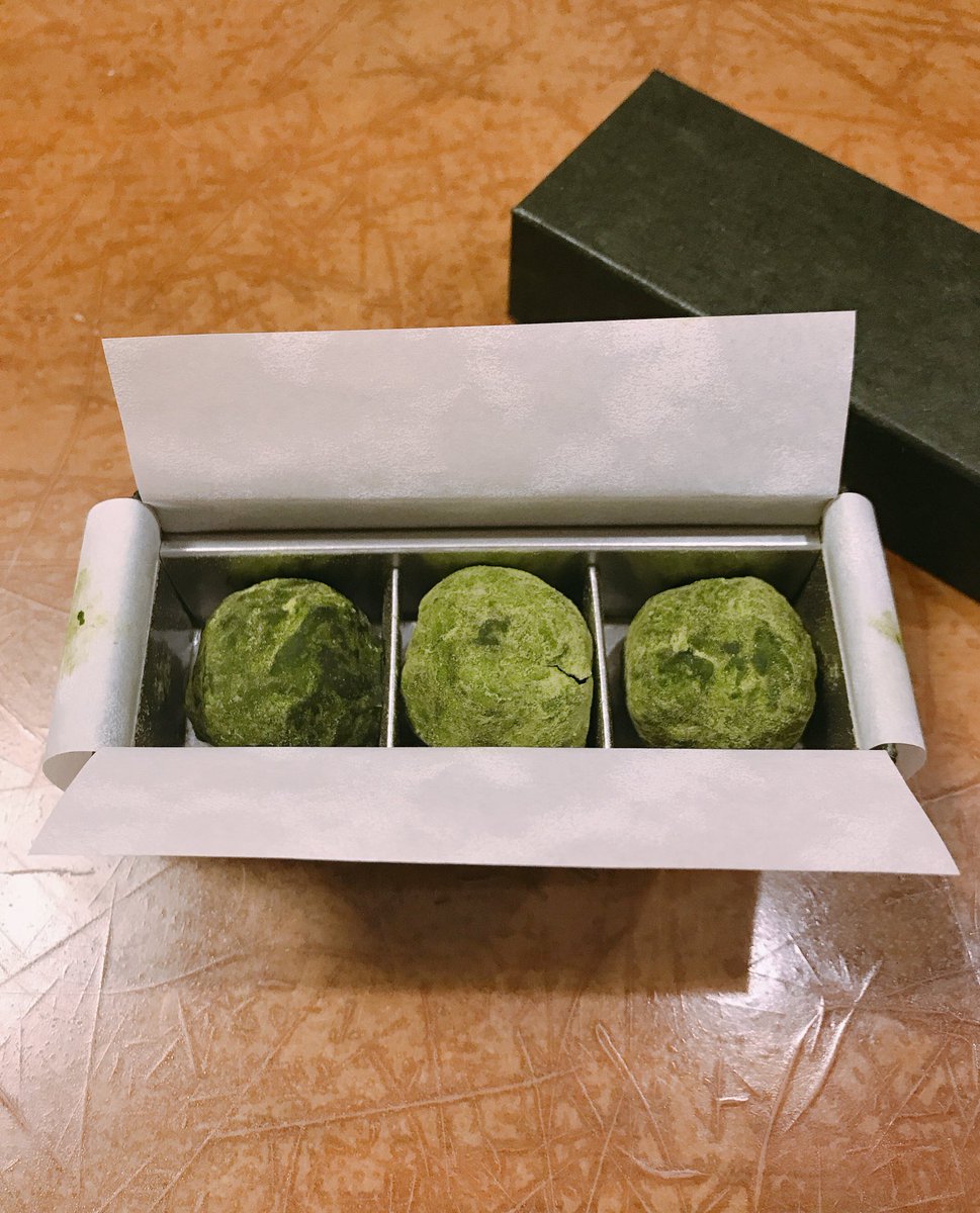 先日お客様から差し入れをいただきました！
パティスリーGOKANの抹茶トリュフチョコ 京の葉です！
蓋を開けた瞬間抹茶の香りが広がるくらい香りが高くて驚きました😆
チョコの甘さと抹茶のほろ苦さが美味しかったです！とても濃厚なチョコでした☺️
ありがとうございました！