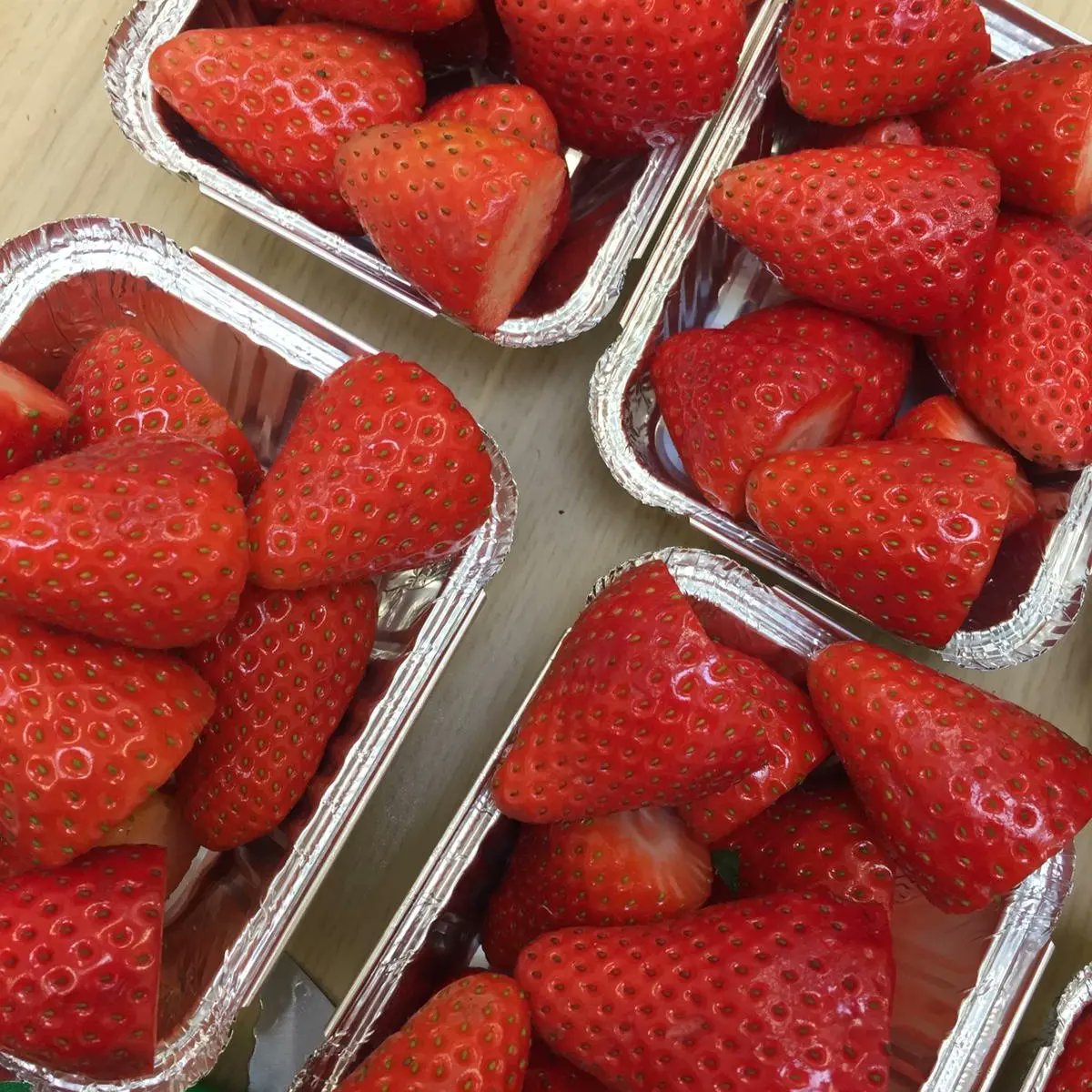 StPhilipHoward's tweet photo. Our #HealthyTuckShop that we held during yesterday's breaktimes. We will be running it again during breaktime tomorrow. Lots of delicious fruit and vegetables with a delicious houmous dip, should you be so inclined. 😊❤

#wellness #Wellbeing #wellbeingweek #stph https://t.co/lNMa5PPYsA