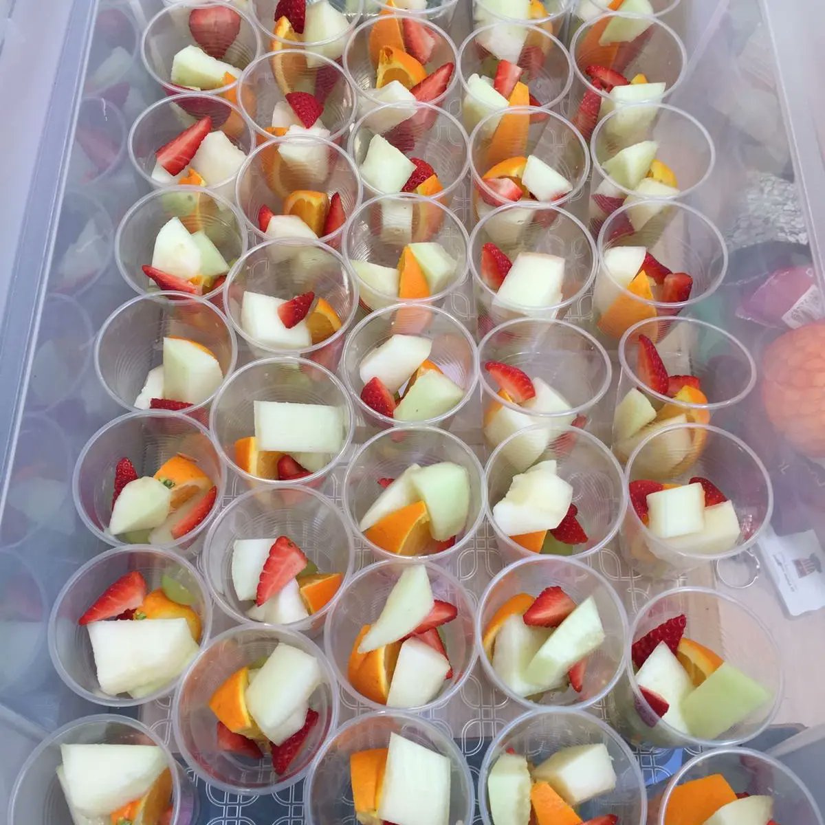 StPhilipHoward's tweet photo. Our #HealthyTuckShop that we held during yesterday's breaktimes. We will be running it again during breaktime tomorrow. Lots of delicious fruit and vegetables with a delicious houmous dip, should you be so inclined. 😊❤

#wellness #Wellbeing #wellbeingweek #stph https://t.co/lNMa5PPYsA