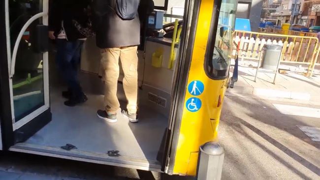 DiariDiscapCat's tweet photo. ASPAYM se suma a la denúncia d’un veí de Gavà que reclama solucions a les rampes dels autobusos de l’AMB -  https://t.co/KAU6ZsmP8q #rampes #autobusosAMB #Gava #discapacitat @ASPAYMNACIONAL @Mobilitat_AMB @AspaymCat @AjuntamentGava @JordiSotocaFius @entitatecom @CocemfeBCN https://t.co/eXo0kXdwhV