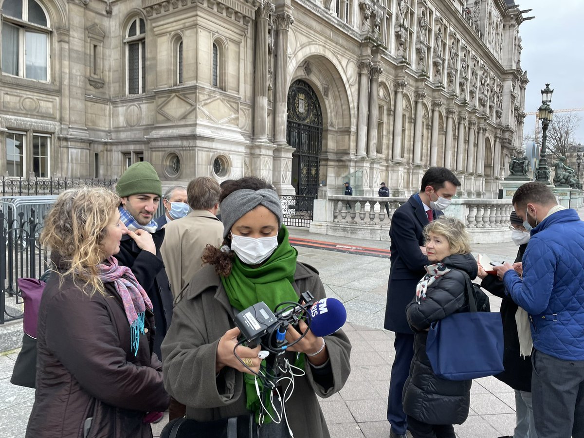 SPPEF's tweet photo. Conférence de presse improvisée devant l’hôtel de ville de @Paris avec @SOSParis et @FNE_Paris pour dire NON à la modification du PLU pour réaliser le #projetONE ! 
100 millions pour ne rien résoudre et organiser la commercialisation de nos espaces verts ! https://t.co/bScWcioIT0 https://t.co/WpP3kXh9J2