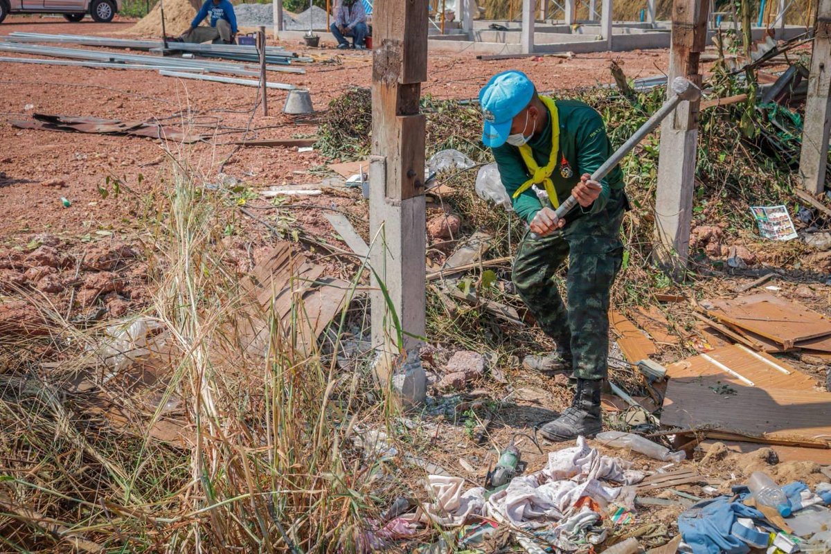 RPrachinburi's tweet photo. "กองทัพบกเป็นที่พึ่งของประชาชน"
ร.2 พัน.2 รอ. จัดกำลังพล ชป.กร. (ขุนอาสา 129) ดำเนินการรื้อ บ้านพักอาศัยของลูกบ้านที่มีสภาพทรุดโทรม อันตราย เพื่อจัดสร้างอาคารหลังใหม่ ของ นายวินัย  ต่วนค่ำ อายุ 56 ปี มีอาการแผลฝีเรื้อรัง ผลการการปฏิบัติ 
- การรื้อถอนความคืบหน้าร้อยละ 100 https://t.co/Eai7ucpwtE