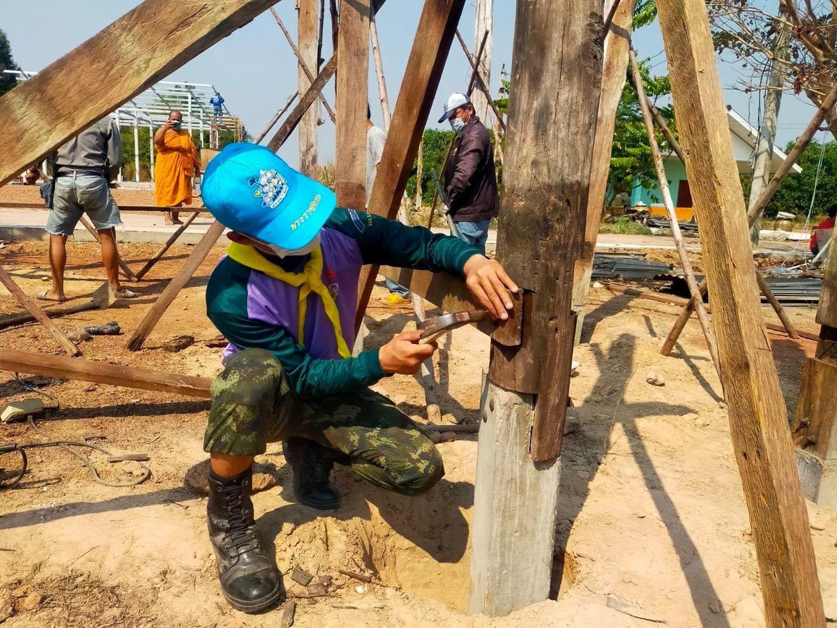 RPrachinburi's tweet photo. "กองทัพบกเป็นที่พึ่งของประชาชน"
ร.2 พัน.2 รอ. จัดกำลังพล ชป.กร. (ขุนอาสา 129) ดำเนินการรื้อ บ้านพักอาศัยของลูกบ้านที่มีสภาพทรุดโทรม อันตราย เพื่อจัดสร้างอาคารหลังใหม่ ของ นายวินัย  ต่วนค่ำ อายุ 56 ปี มีอาการแผลฝีเรื้อรัง ผลการการปฏิบัติ 
- การรื้อถอนความคืบหน้าร้อยละ 100 https://t.co/Eai7ucpwtE