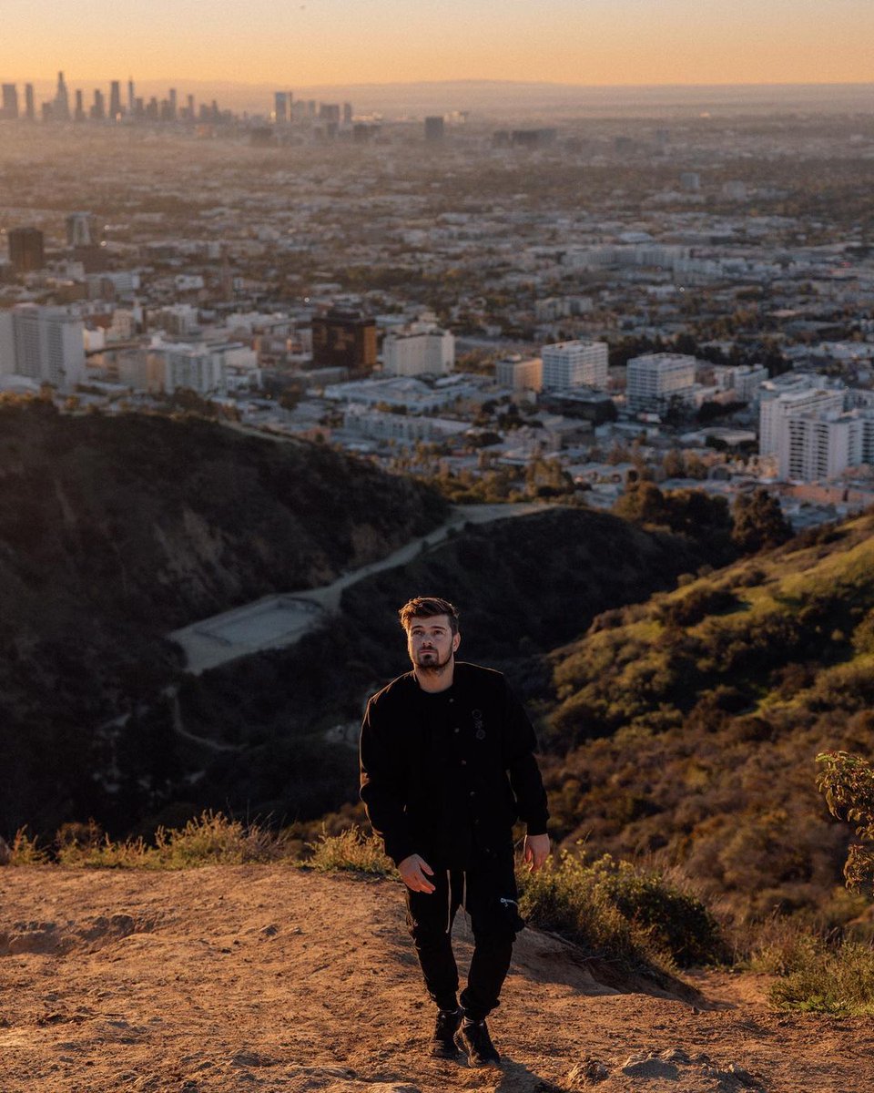 Tw3Ema's tweet photo. Goodmorning LA 🌴☀️ #martin_garrix_is_legend #martingarrixer #martingarrix #thegarrixshow #dj #edm #electronic #dance #music #instagram #martingarrixfans #garrixers #world #love #instagood #davidguetta #dimitrivegasandlikemike #area21 #afrojack #skrillex #tomorrowland https://t.co/F5upOjdNXX