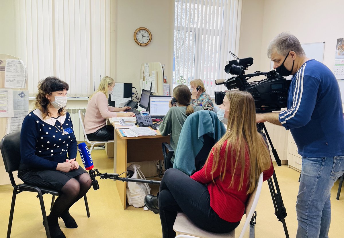 Hospital_7's tweet photo. ☎️Сегодня в центре внимания - работа нашей информационно-справочной службы. 
👥Неделю назад мы усилили ее студентами-медиками. 
📹Смотрите репортаж на телеканале «Россия 1». https://t.co/NCCLR0MYa8