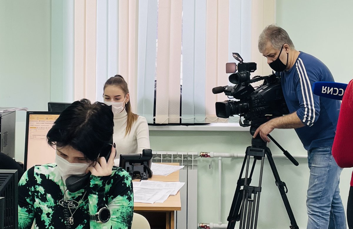 Hospital_7's tweet photo. ☎️Сегодня в центре внимания - работа нашей информационно-справочной службы. 
👥Неделю назад мы усилили ее студентами-медиками. 
📹Смотрите репортаж на телеканале «Россия 1». https://t.co/NCCLR0MYa8