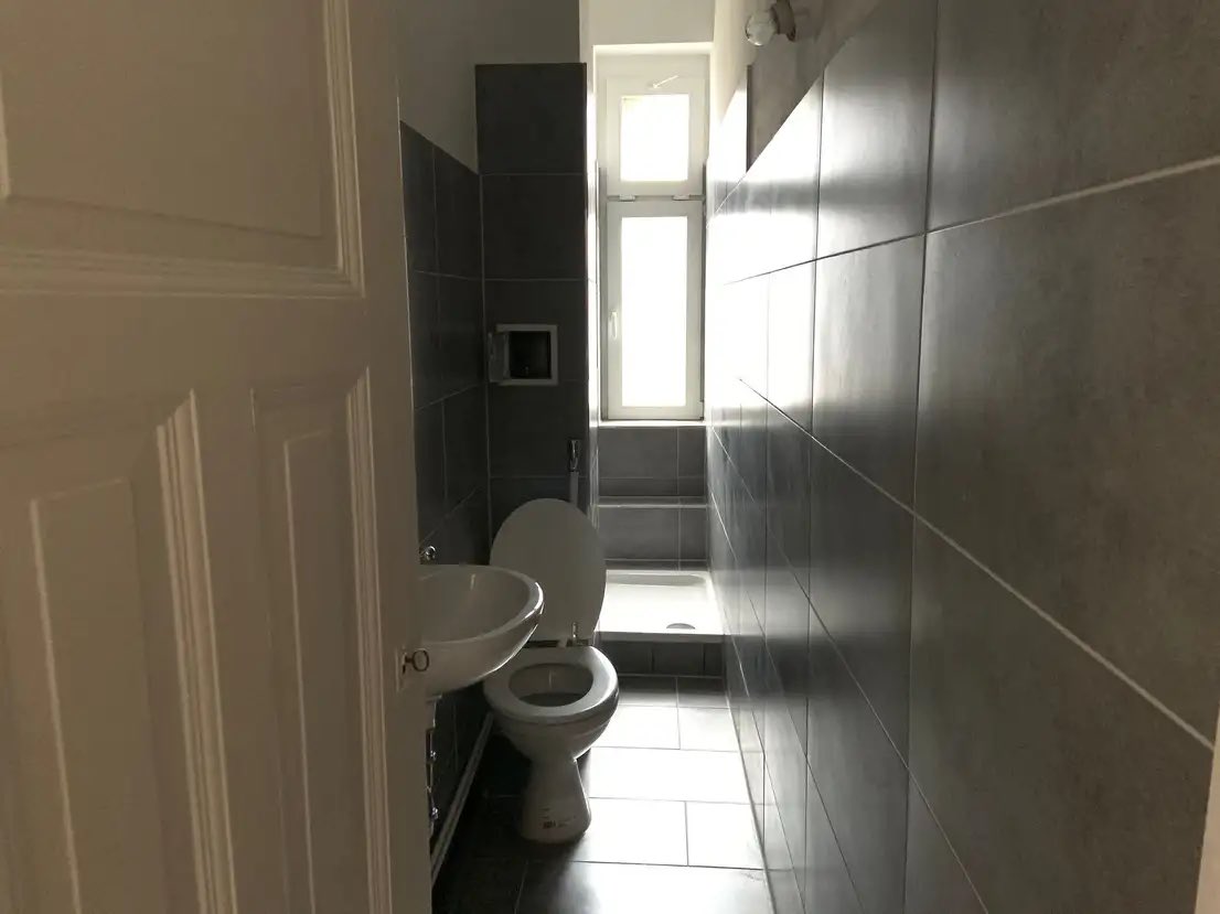 denimchicky's tweet photo. i’ve decided to start a thread of skinny berlin bathrooms that i see in apartment listings because they’re hilarious and delightful so here’s this one i just came across https://t.co/1Cm0H4vT3l
