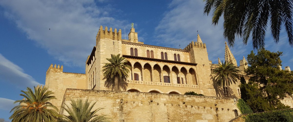 PatrimNacional's tweet photo. #BuenosDías ☕️

🏰 ¡Estas son las vistas de la fachada del Palacio Real de La Almudaina en #Mallorca! 

El edificio data del siglo XIV. ¿Has podido visitarlo?

ℹ️ Más información en https://t.co/YeAUub62FZ https://t.co/UmlZX6NqD4
