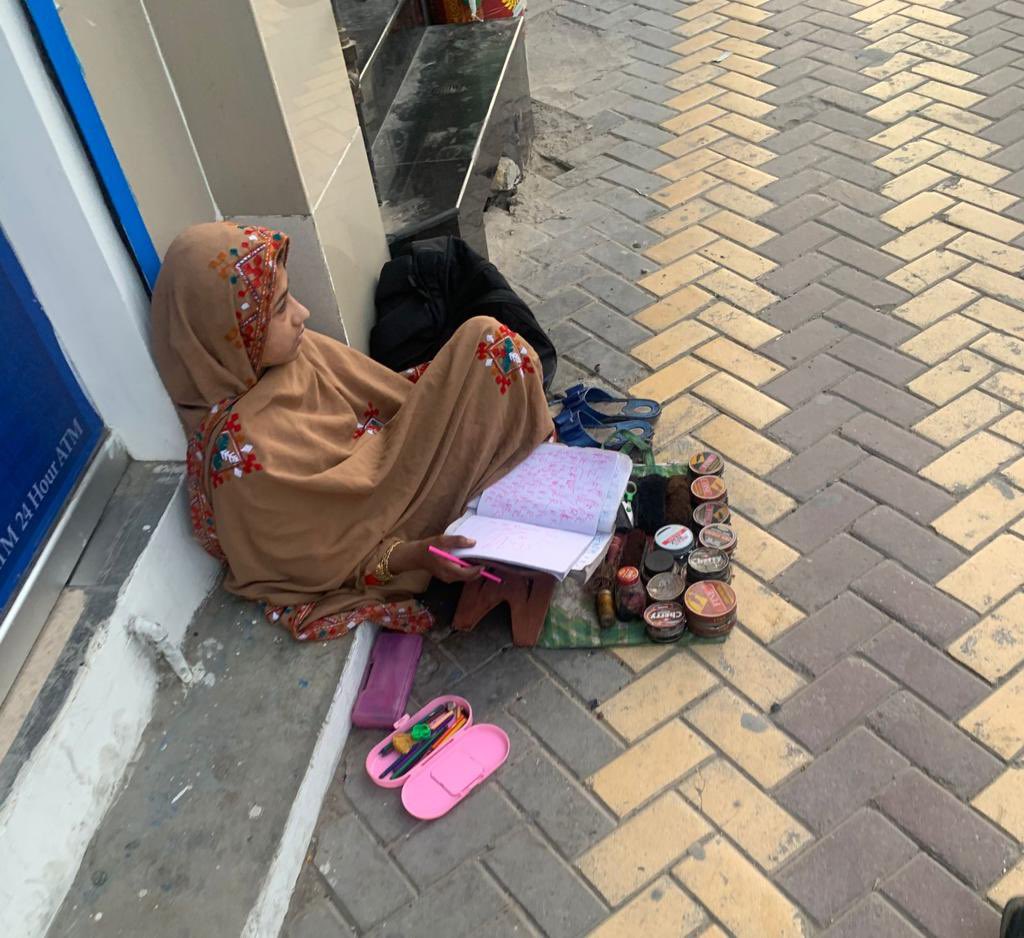KhanzShares's tweet photo. کوئٹہ، یہ بچی ہر روز قندھاری بازار میں جوتے پولش کرتی ہے،گھر کا خرچہ اٹھاتی ہے اور بچی کو پڑھنے لکھنے کا شوق ہے۔

ریٹویٹ 🔃 کردیں مدد ہوجائیگی انشاءاللہ https://t.co/PjxbOkINT8