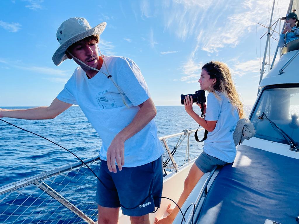 eccasocial's tweet photo. #Calderones #Grises en Fuerteventura nos acompañó en una entrevista del proyecto #MAWADIPOL, ya que también velan por la #Seguridad en nuestros mares. Protegen esta especie con su estudio y #divulgación.
Escúchala 👉https://t.co/97MhjIvNyC
Conoce más 👉https://t.co/zGKWzWhqdN https://t.co/rLDxw7dOKz