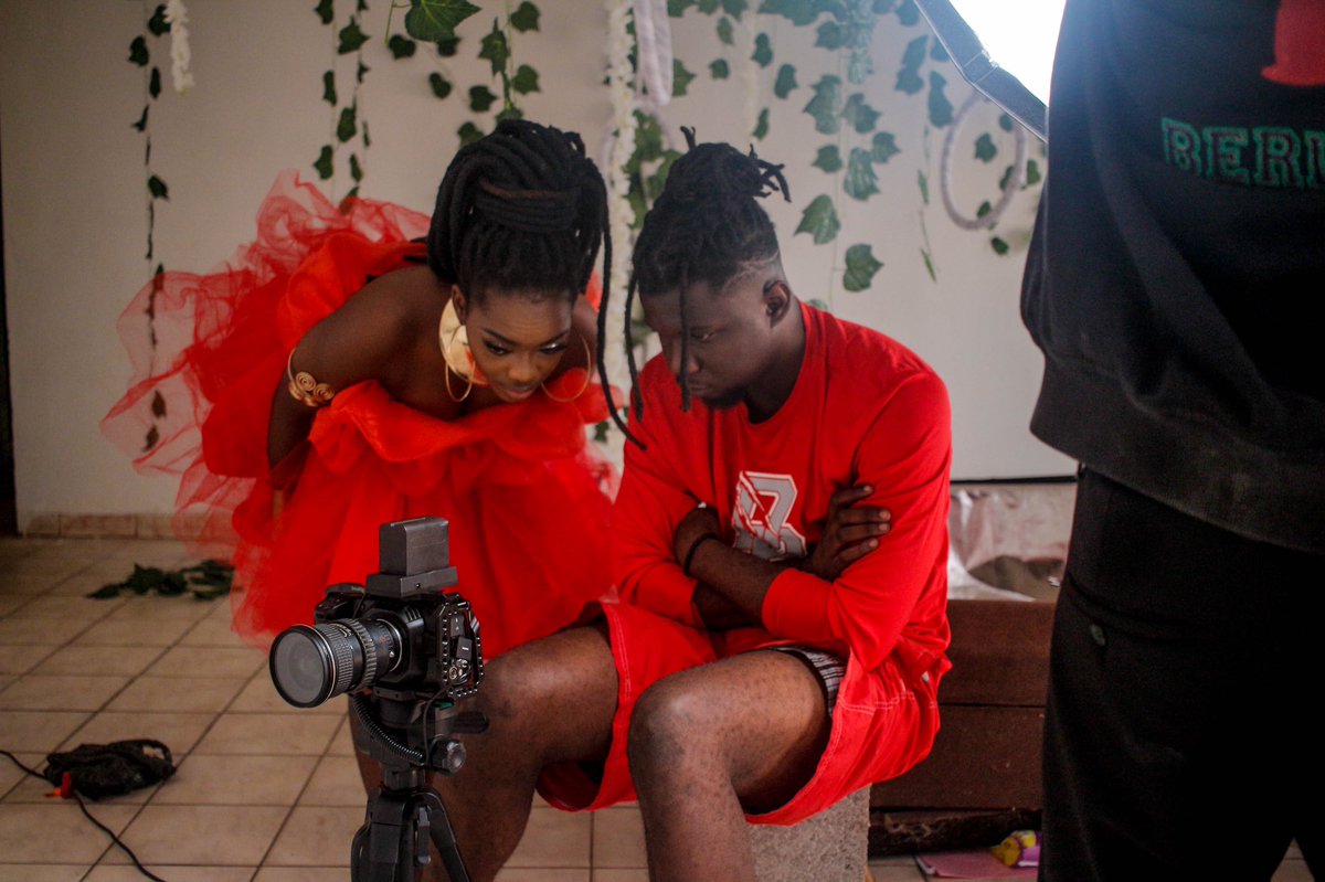 LydolSlam's tweet photo. #WayoWayo 🎥❤️🙈⏳ Bon on fait comment ?? On attend le clip ou alors on envoie d’abord l’audio ?? C’est vous qui décidez ohhh 🙈🙈
Trop hâte de partager avec vous ce projet
Toute l’équipe The DYStudios est à la cuisine ohhh 😍Cc @NelsonKwedi
#LeSlamYArrivera https://t.co/2aEim6Q3M0
