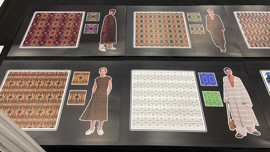 akibihracat's tweet photo. 9. ATHİB Dokuma Kumaş Tasarım Yarışması finalistlerimiz, 10 Şubat'a kadar sürecek Premiere Vision Paris Fuarı'nda tasarımlarıyla ziyaretçilerle buluşuyor.

#akib #akibihracat #athib #premierevisionparis2022 https://t.co/zDKAU9nFyn