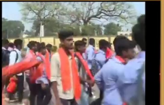 sumi_sumaa's tweet photo. இந்த வெறி பிடித்த அடிமை கூட்டத்தில் ஒரு பாப்பார பையன் கூட இருக்க மாட்டான்......

அது ஏன் என்று கேள்வி கேட்க தெரிந்தவன் அத்தனையும் பொத்திக்கிட்டு படிச்சு முன்னேறுவான்.....
. https://t.co/0OnHHdvTm1