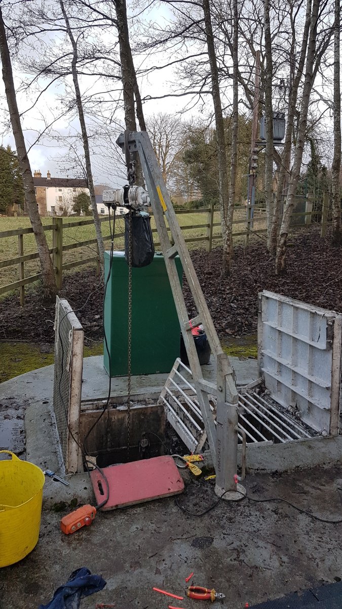 PeakEngineers's tweet photo. A chance siting of a @taeservicesltd van just outside Baslow led to us seeing this #leanoverdavit #crane in action. @PeakEngineers carried out the analysis calculations for the range of T Allen davits a few years ago.
#structuralengineering https://t.co/eAUmXe7k1E