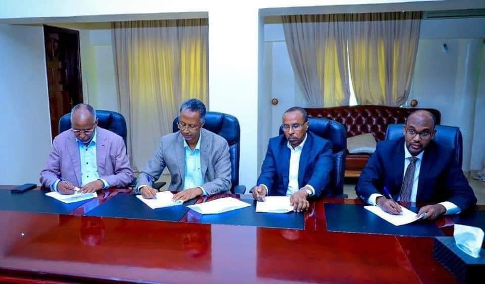 SamDualeh's tweet photo. GREAT NEWS: #Somaliland gov and telecom giants including @somtel, @Telesomcompany and @sogasho_ltd ascent partnership resource sharing agreement for @somcableltd fibre optic network. This will improve &amp; expand connectivity within the country. 🤞🏾 https://t.co/wtokavLAh0