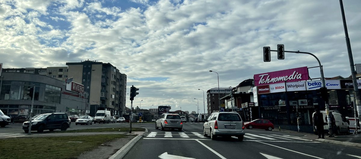 ZmajIvan's tweet photo. @prijavi_problem ne rade semafori od juče na raskrsnici Trgovačka - Ilije Đuričića. https://t.co/J5NIg9843j