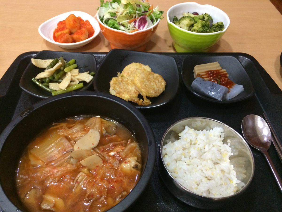 корейский ужин. корейский обед. янган корейская еда. корейский стол обед. обед в корейском стиле.