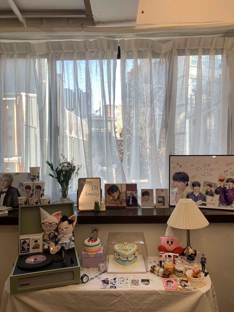 Ddu_Ddu___'s tweet photo. 📍 카페 위밋데얼

사진 찍을 곳도 너무너무 많았고
저 스티커들 아까워서 평생 못 쓸것같아요ㅠㅠㅠ
폴꾸한분 것들 구경하는재미도 있고
너무 재밌었습니당 !!

#Falling_IN_Loveday
#전_영원한_아기빵이라면서요 https://t.co/VxDmsbCu2H