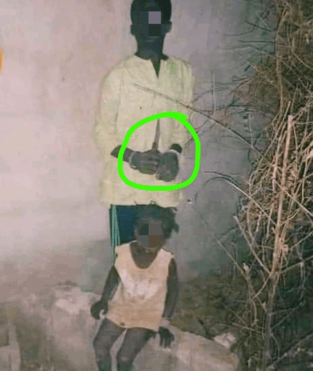 yabaleftonline's tweet photo. Teenager caught trying to cut the throat of a 3-year-old girl https://t.co/jWBstXpB2Z