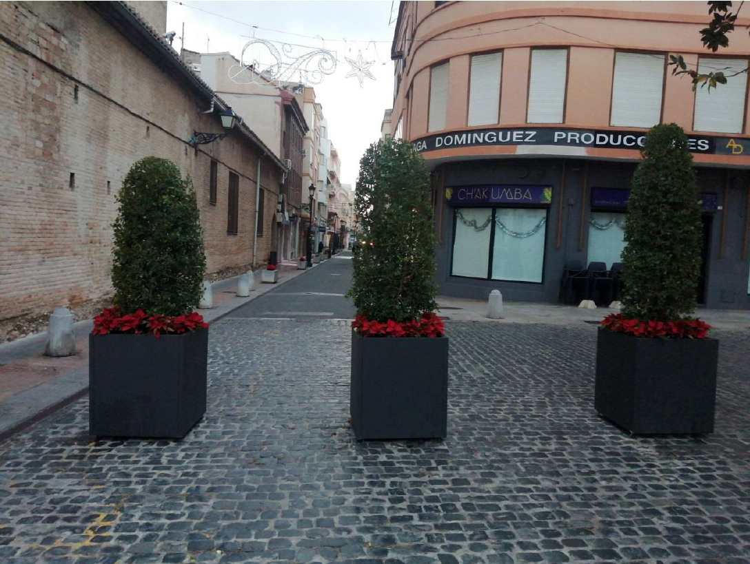 vilesenflorcv's tweet photo. 🔝🔝 Gandía, ciudad ganadora del concurso a la mejor decoración con #poinsettia organizado por Stars for Europe junto con Viles en Flor. 🌺¡Enhorabuena!

👇📷Os dejamos con una selección de la ornamentación navideña de #Gandía, ubicada en múltiples espacios de la ciudad. 😍 https://t.co/nnuDsKgN2P