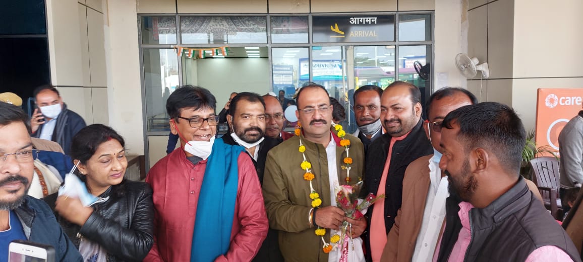 INCgraterpatna's tweet photo. आज @INCIndia राष्ट्रीय सचिव @INCBihar प्रदेश काँग्रेस प्रभारी श्री @virenderrathor जी का पटना आगमन पर स्वागत किया। https://t.co/FLMQEROk3k https://t.co/oWJsJ63ust