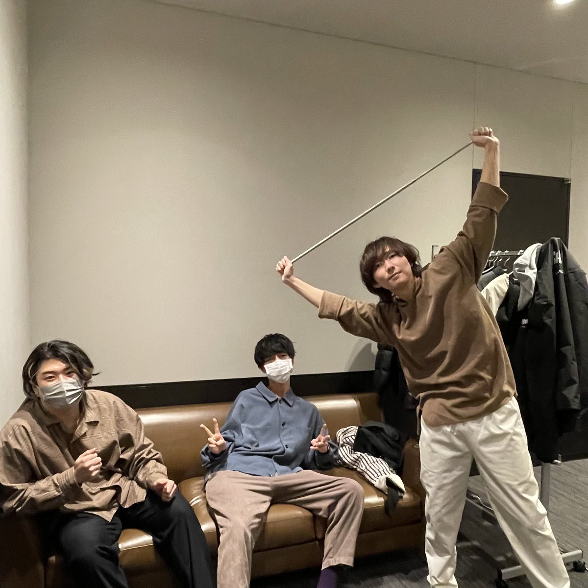 concertf225's tweet photo. 【オフショット公開📷⚡】 
『the shes gone』さんの楽屋での様子です！
  #日本工学院 #八王子 #専門学校  #neec #HACHION2022 #theshesgone #KTZeppYokohama #KTZepp https://t.co/lZgkqDLaz8