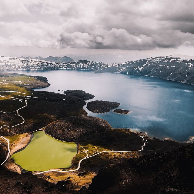 Nemrut Krater Gölü, sunduğu etkileyici doğa manzaralarının yanı sıra bünyesindeki sıcak ve soğuk su gölleri, buz mağarası, buhar bacası ve zengin bitki örtüsüyle keşfedilmeyi bekliyor.