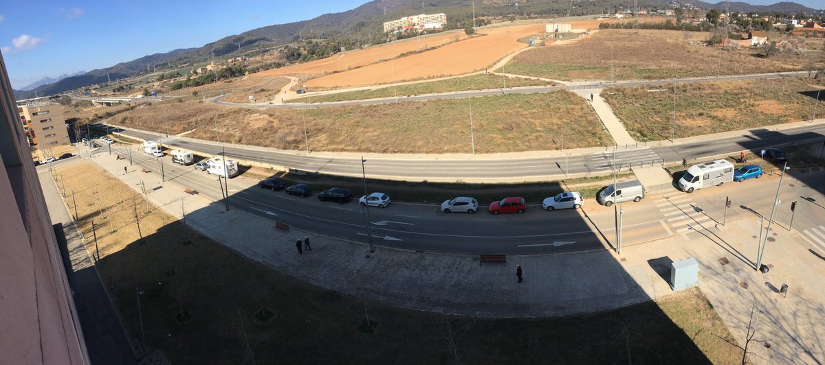 krles84's tweet photo. Sr. @jordi_ballart es pot fer alguna cosa perque l’Avingida de la Lacetania no sigui un aparcament d’autocaravanes? Avui 4 i algunes no es mouen en setmannes. Gràcies. https://t.co/7FAeMypBn7