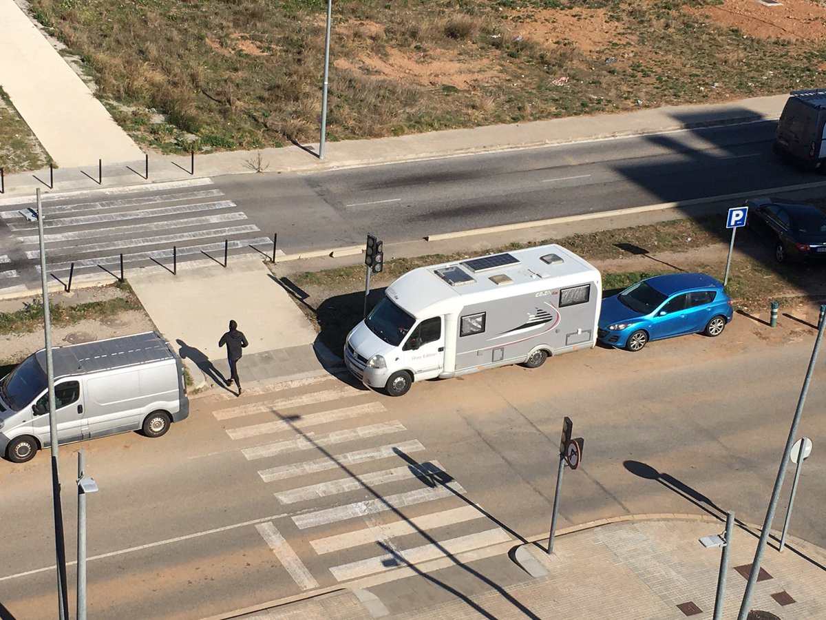 krles84's tweet photo. Sr. @jordi_ballart es pot fer alguna cosa perque l’Avingida de la Lacetania no sigui un aparcament d’autocaravanes? Avui 4 i algunes no es mouen en setmannes. Gràcies. https://t.co/7FAeMypBn7