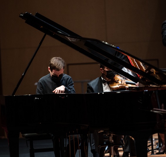 anaclasemusique's tweet photo. Boris #Giltburg Antony #Hermus Orchestre national de Lille #Bartók #Chostakovitch et #Hindemith – Bertrand #Bolognesi signe notre chronique (photos © Ugo Ponte) https://t.co/Cg35PIkT8s https://t.co/ndOtRwiMVo