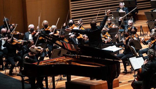 anaclasemusique's tweet photo. Boris #Giltburg Antony #Hermus Orchestre national de Lille #Bartók #Chostakovitch et #Hindemith – Bertrand #Bolognesi signe notre chronique (photos © Ugo Ponte) https://t.co/Cg35PIkT8s https://t.co/ndOtRwiMVo