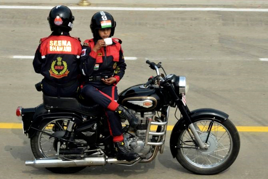 SeemaBhawaniBSF's tweet photo. We lives our dreams in our own style...
#JaiHind
#SeemaBhawani
#TrickRider
@royalenfield https://t.co/ewx6q7tzcu