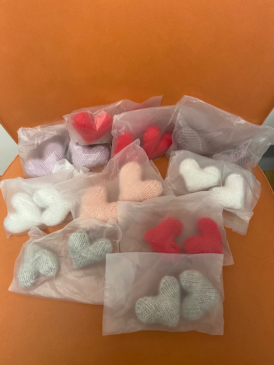 Another wonderful donation of knitted hearts that we can give to our bereaved families as keepsakes 💖