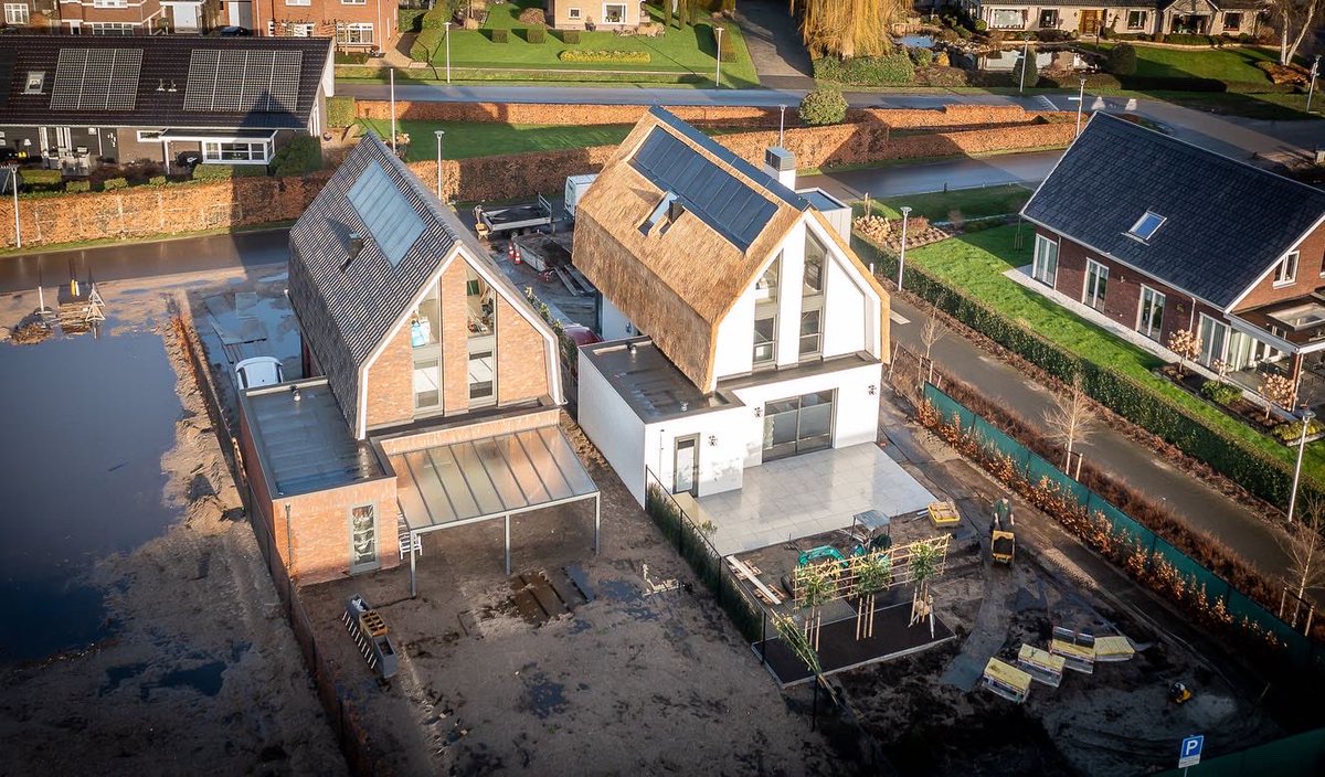 DeGildenGroep's tweet photo. Fantastisch project opgeleverd in Apeldoorn. 

In opdracht van Bemog Projektontwikkeling Zwolle hebben wij 8 levensloop bestendige twee-onder-een-kap-woningen en 6 vrijstaande woningen aan de Nijbroekseweg en de Operettestraat in Apeldoorn gerealiseerd. 
https://t.co/dgTGoPUKv6 https://t.co/abZvtmA5jW