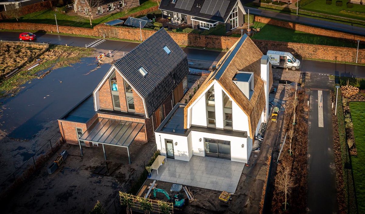 DeGildenGroep's tweet photo. Fantastisch project opgeleverd in Apeldoorn. 

In opdracht van Bemog Projektontwikkeling Zwolle hebben wij 8 levensloop bestendige twee-onder-een-kap-woningen en 6 vrijstaande woningen aan de Nijbroekseweg en de Operettestraat in Apeldoorn gerealiseerd. 
https://t.co/dgTGoPUKv6 https://t.co/abZvtmA5jW